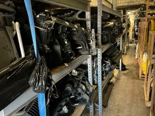 Batch of Mercedes-Benz parts