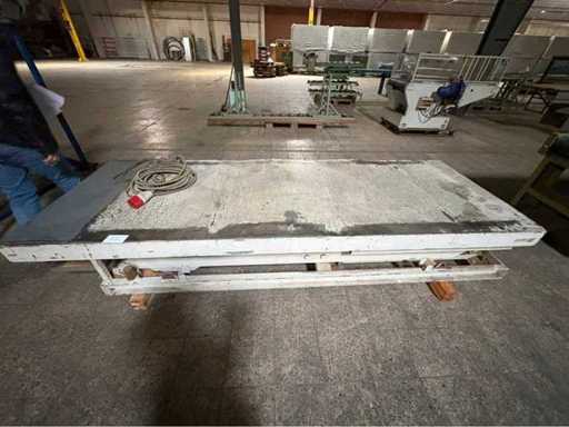 Tavolo sollevatore con controllo a piede