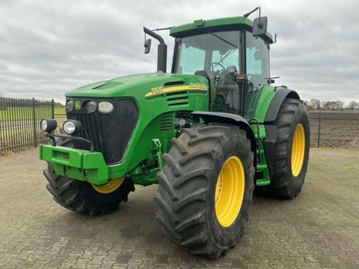 Tracteur agricole John Deere 7920 à traction intégrale de 2004