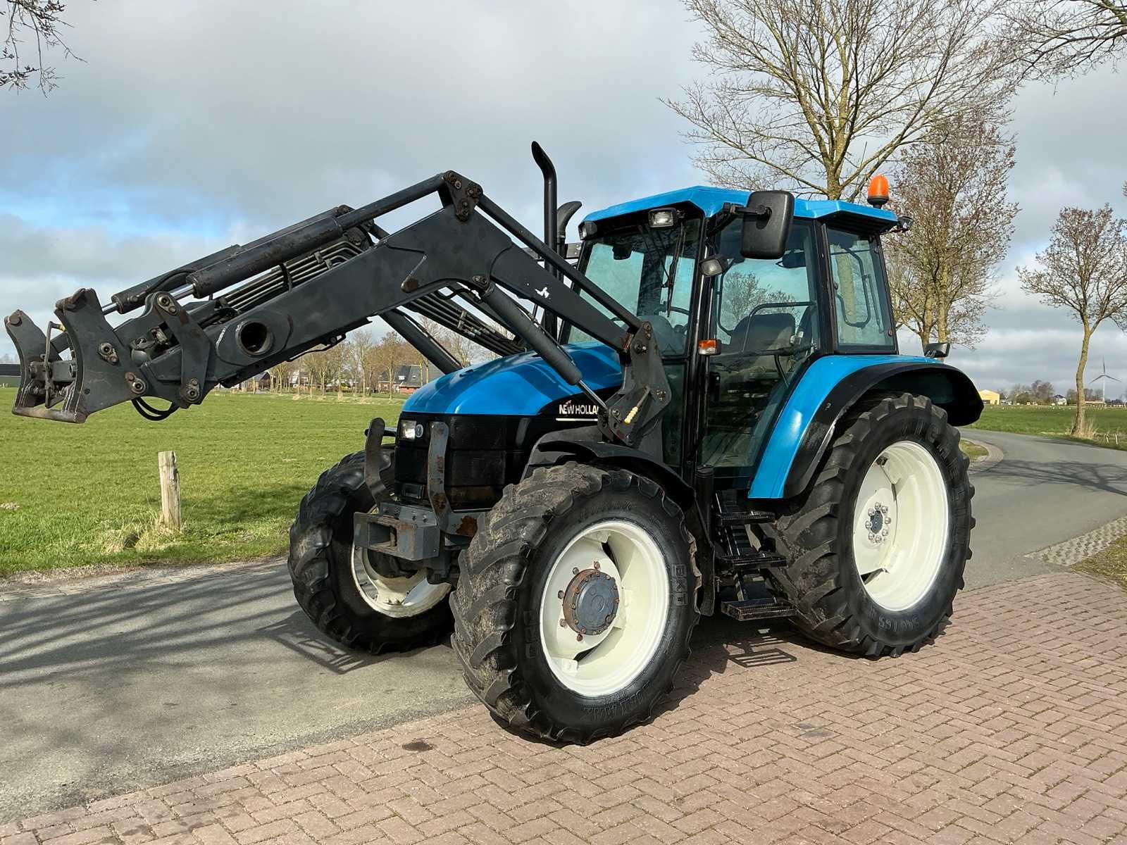 New Holland Ts 90 with front loader Four-wheel drive farm tractor