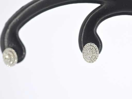 Witgouden entourage oorbellen met diamant