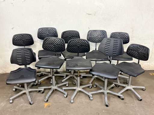   Muchas sillas de taller 