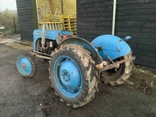1953 Massey Ferguson ted Tractor agricol cu tracțiune pe două roți