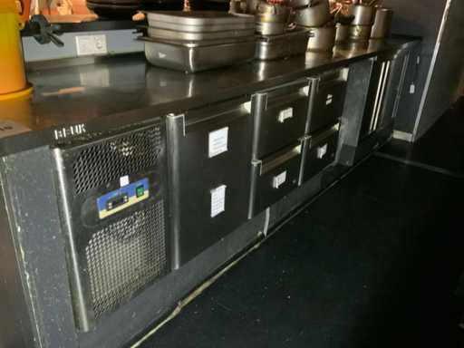 Ch?odniczy stó? warsztatowy i szafa grzewcza