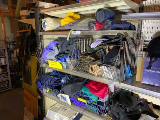 Abbigliamento impermeabile e cappellini