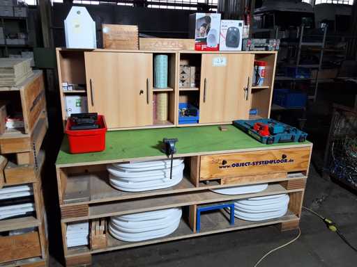   Mobile Werkbank mit Inhalt und Aufsatz von Objekt-Systemfloor