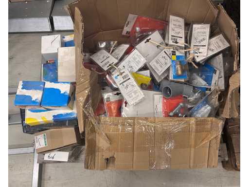 Palette de divers matériaux de plomberie