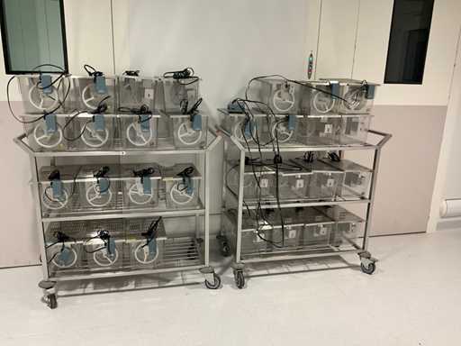 Wagen mit Käfigen (2x)