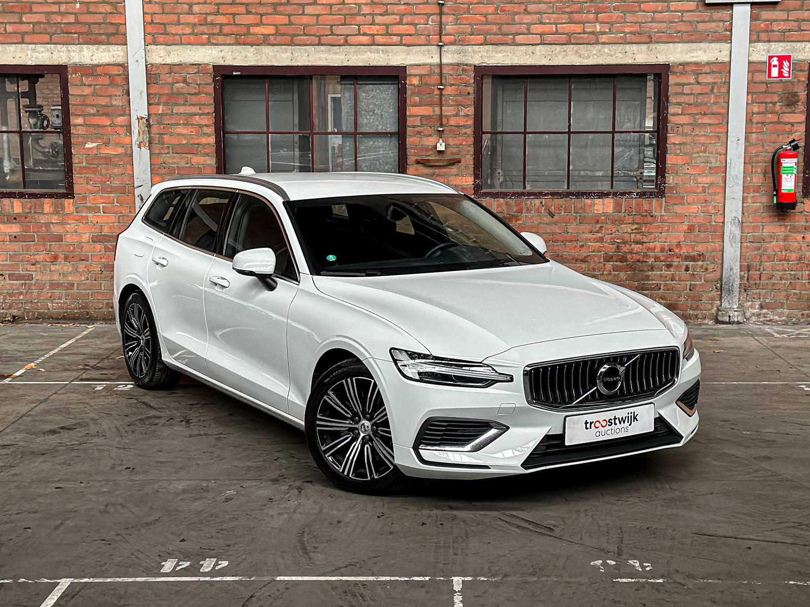 Volvo V60 2.0 T6 Recharge AWD Inscription Expression 253pk 2021 (Origineel-NL + 1e eigenaar), N-828-HZ