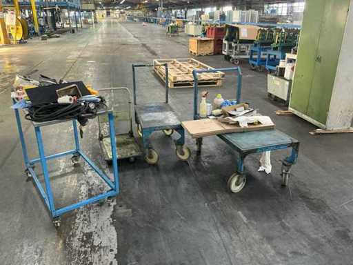 Mobile Trolleys und Tisch (4x)