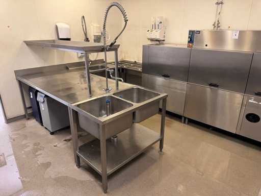 Chiuvetă cu duș înainte de clătire