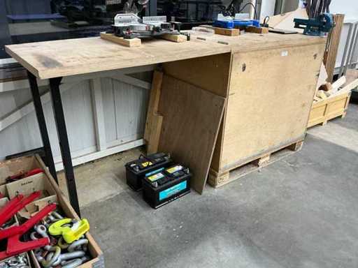 Workbench with vice
