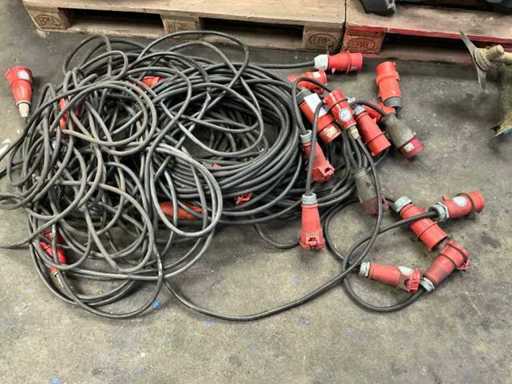 Partij krachtstroomverlengkabels en verlopen