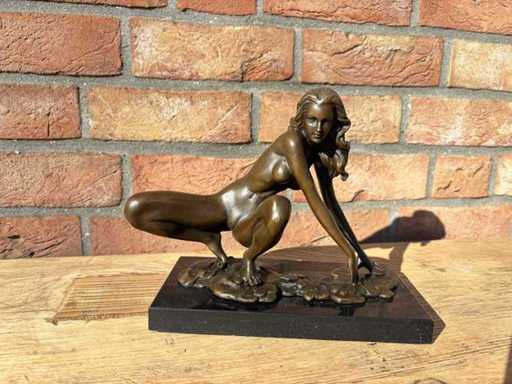 Sculptuur vrouw brons