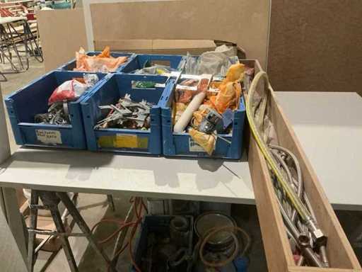 Partij divers sanitair toebehoren