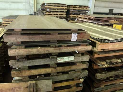 Batch of various metal sheet material remnants