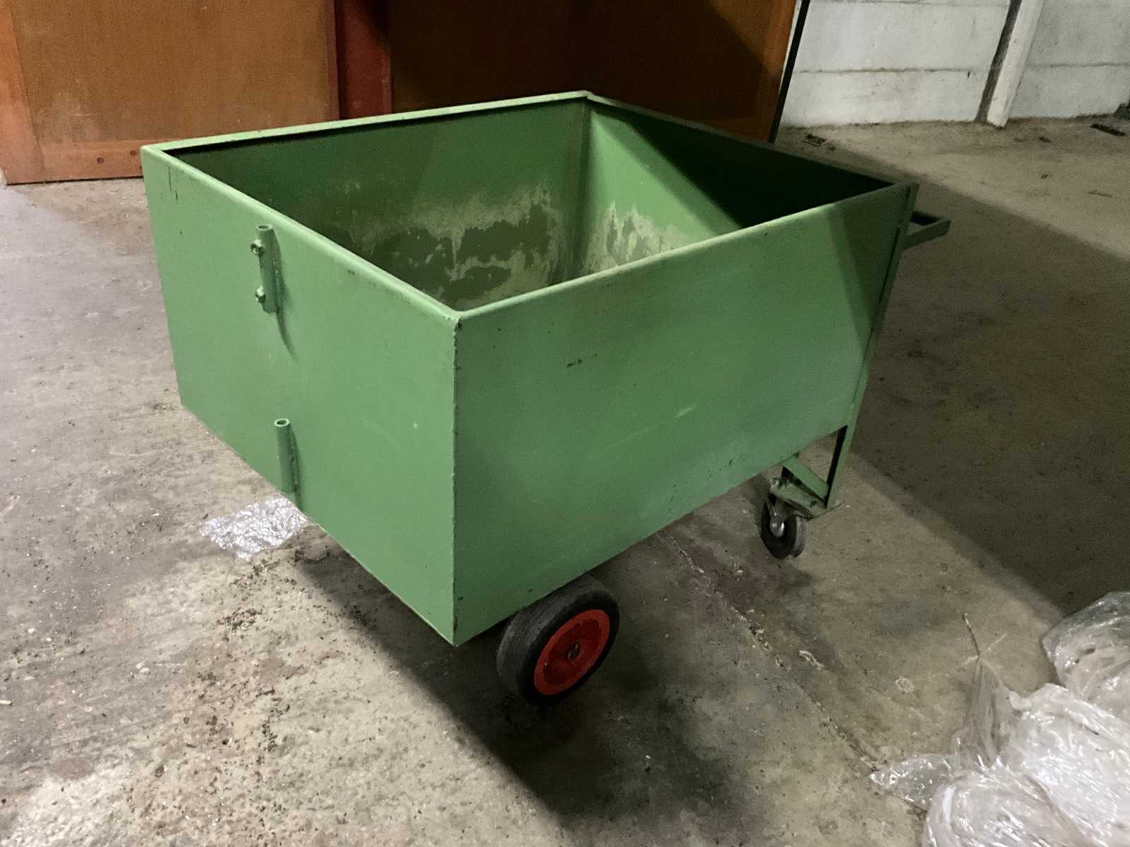 Various transport carts (3x)