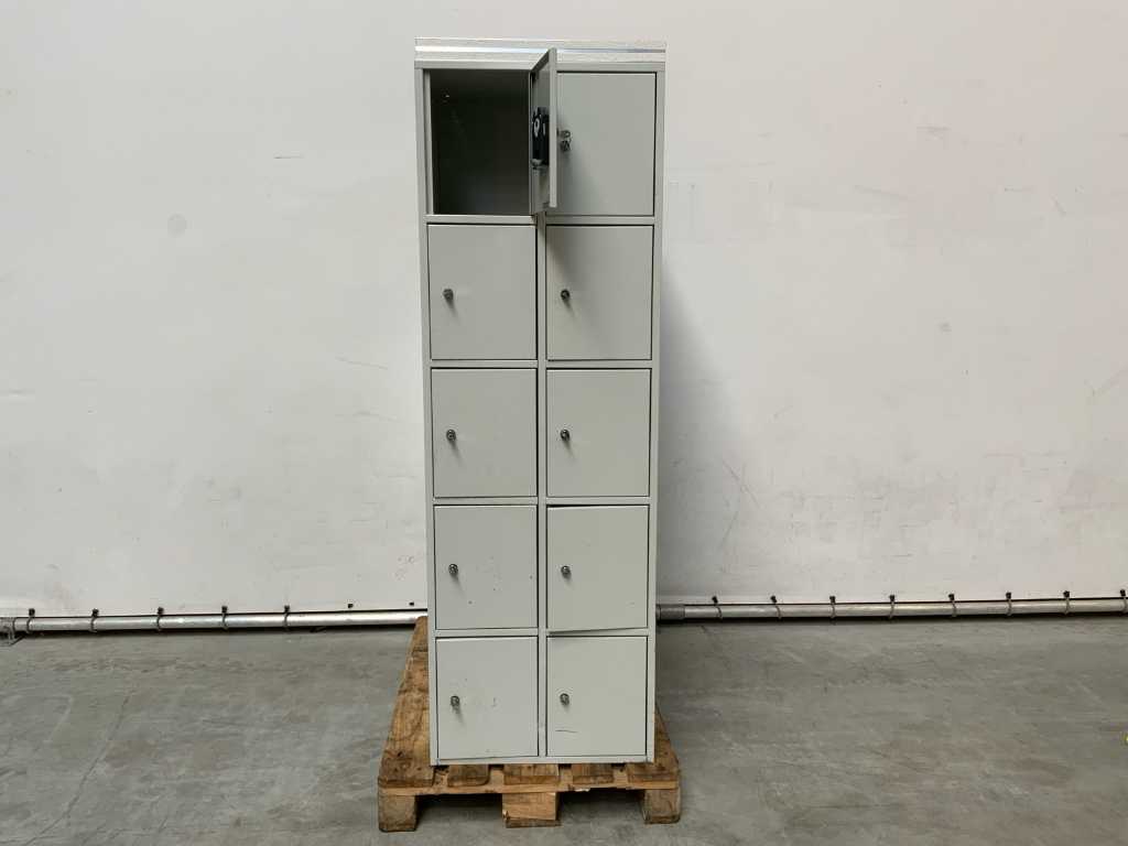 Locker cabinet with coin insertion