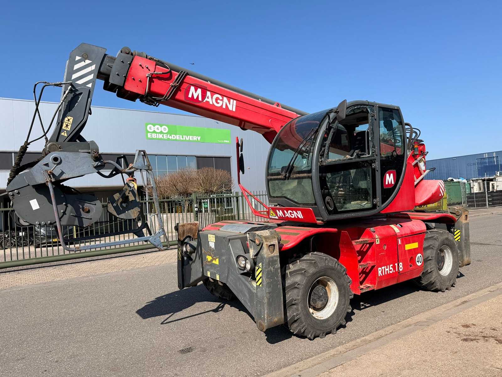 Magni – RTH 5.18 – 17.56M Lifting Height – 2392 h – Incl. 5 Ton winch, forks and bucket – rotating Telehandler