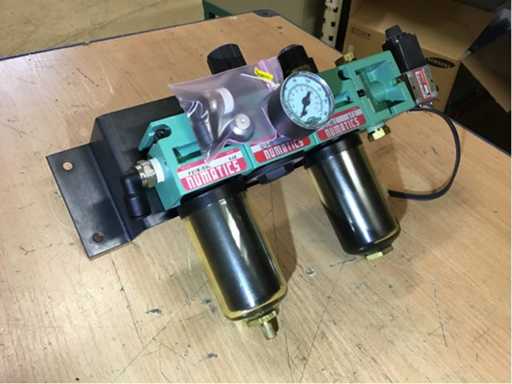 Pneumatic compressed air lubricators