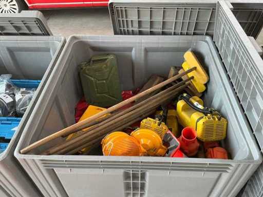 Partij divers brandweermateriaal