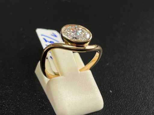 Anello con lunetta in oro giallo 18 carati con diamante ovale da 1,06 ct