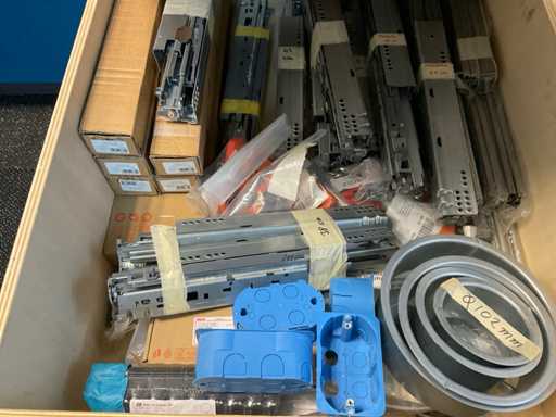 Lot de fixations et ferrures de meubles