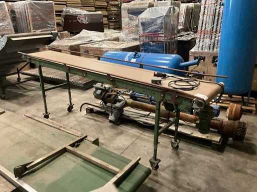 Potted plant conveyor belt