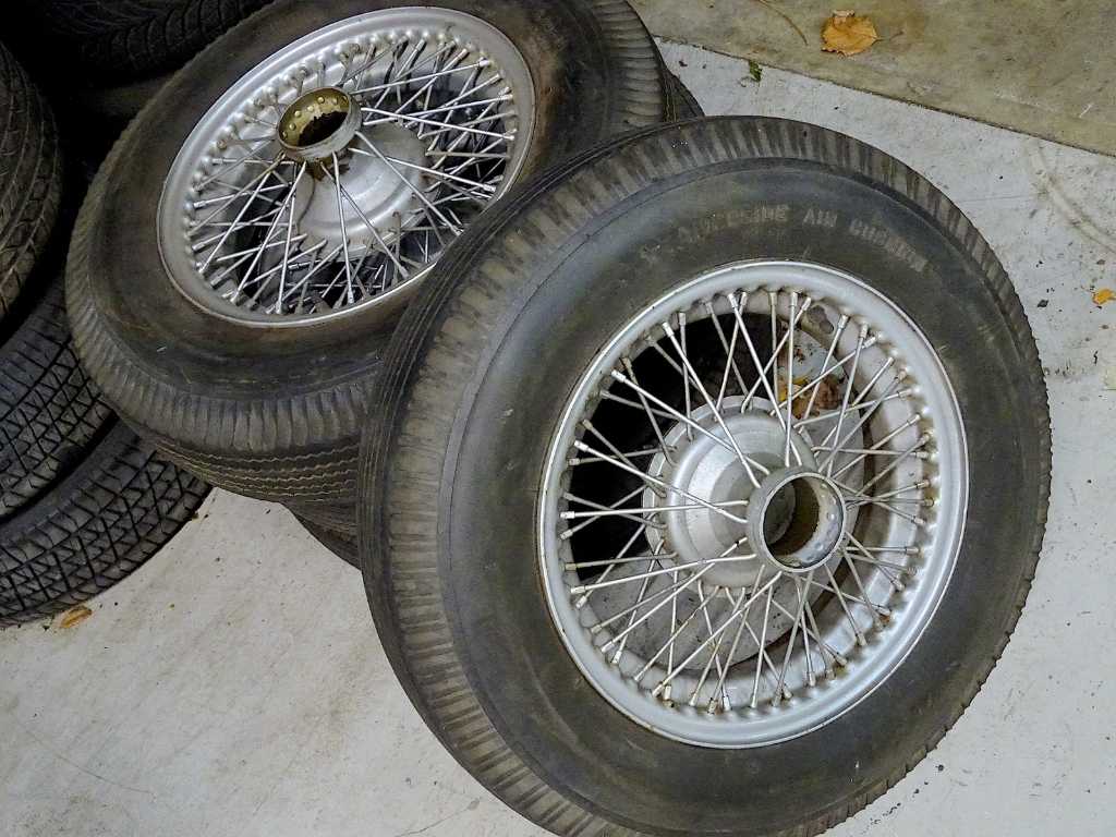 set of classic Jaguar rims, including tyres (XK140?)