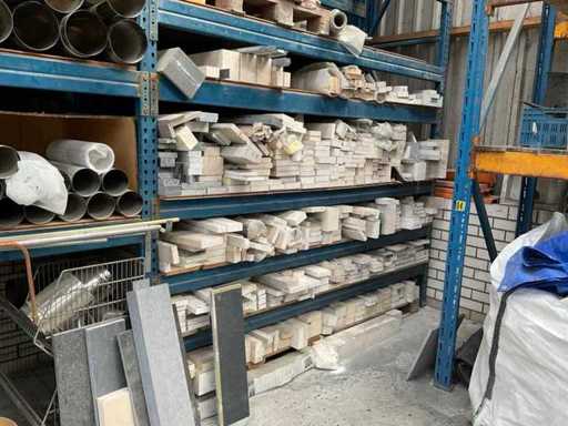 Un lot mare de piese din piatră naturală