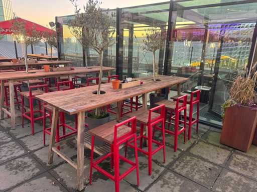 Hutten - Masă de bar pe terasă cu copaci