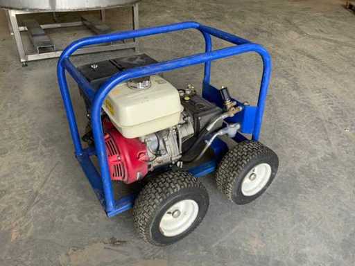Idropulitrice a benzina Interpump WS202 equipaggiata con motore Honda GX390 con lancia spray