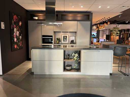 Pronorm - Cucina da sala esposizione con elettrodomestici Neff