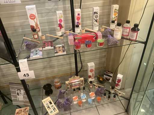 Pajoma diverse geuren en kaarsen en wierookstokjes.. 