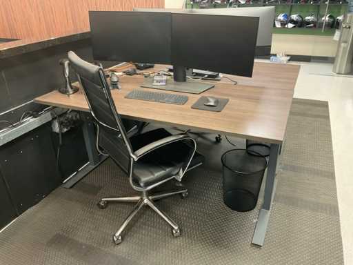 Scrivania + schermi Dell da 27" + sedia da ufficio