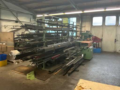 Stahlregal mit Posten Stahteilen