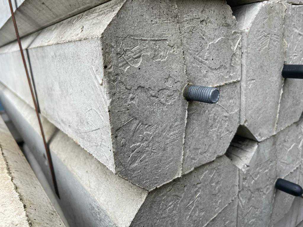Concrete post (100x)