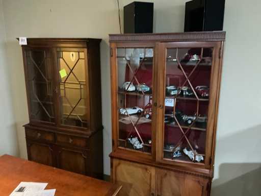 Antieke kerselaar-vitrinekast