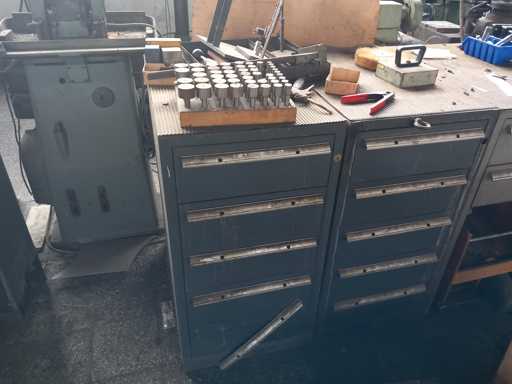 Industriewerkzeug-Schrank-Set (2x Schubladenschränke) mit Bearbeitungswerkzeugen