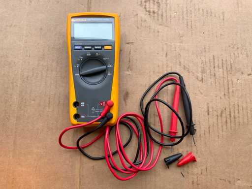 Fluke 175 Digital Multimeter