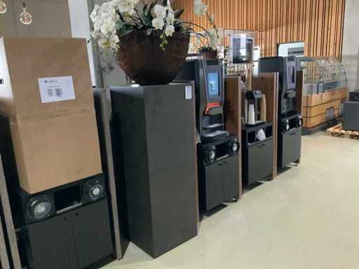 Kunststof bloemen met bloembak op presentatie kubus