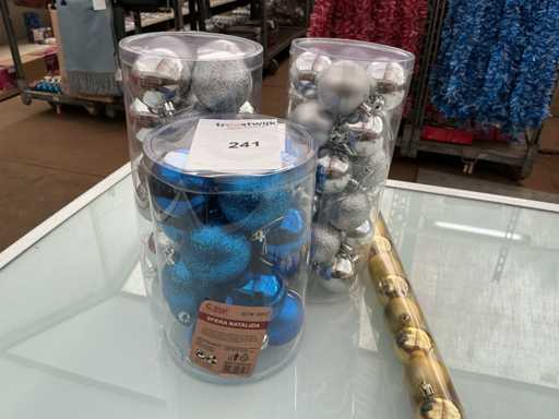 Party der Weihnachtskugeln.