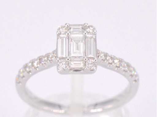 Entourage ring with baguette and brilliant cut diamonds