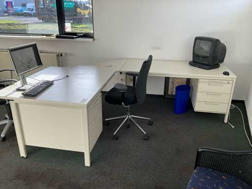 Biurko w kształcie litery L