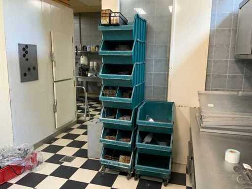 Fournée de couples de pâtisserie et de moules à gâteau incluant des caisses en plastique