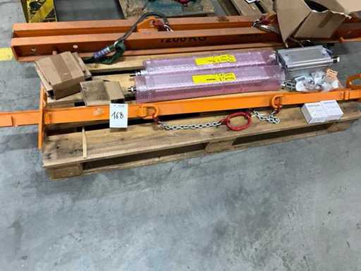 Pallet met hefapparatuur