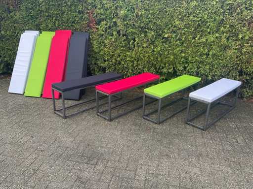 Bancă industrială - echipată cu patru scaune colorate (4x)