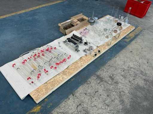 Laboratory equipment and glassware (mixed lot)