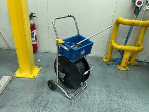 Chariot roulant avec cerclage et pinces