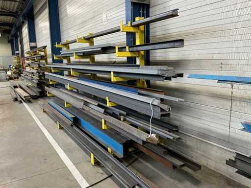 Partia różnych profili stali